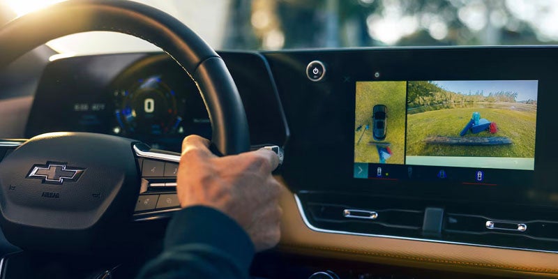 Steering wheel and back up camera navigation system in 2025 Equinox